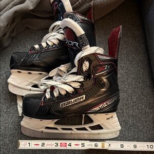 Bauer X2.7 Vapor Black and White Ice Hockey Skates with Red Accents Size Y12